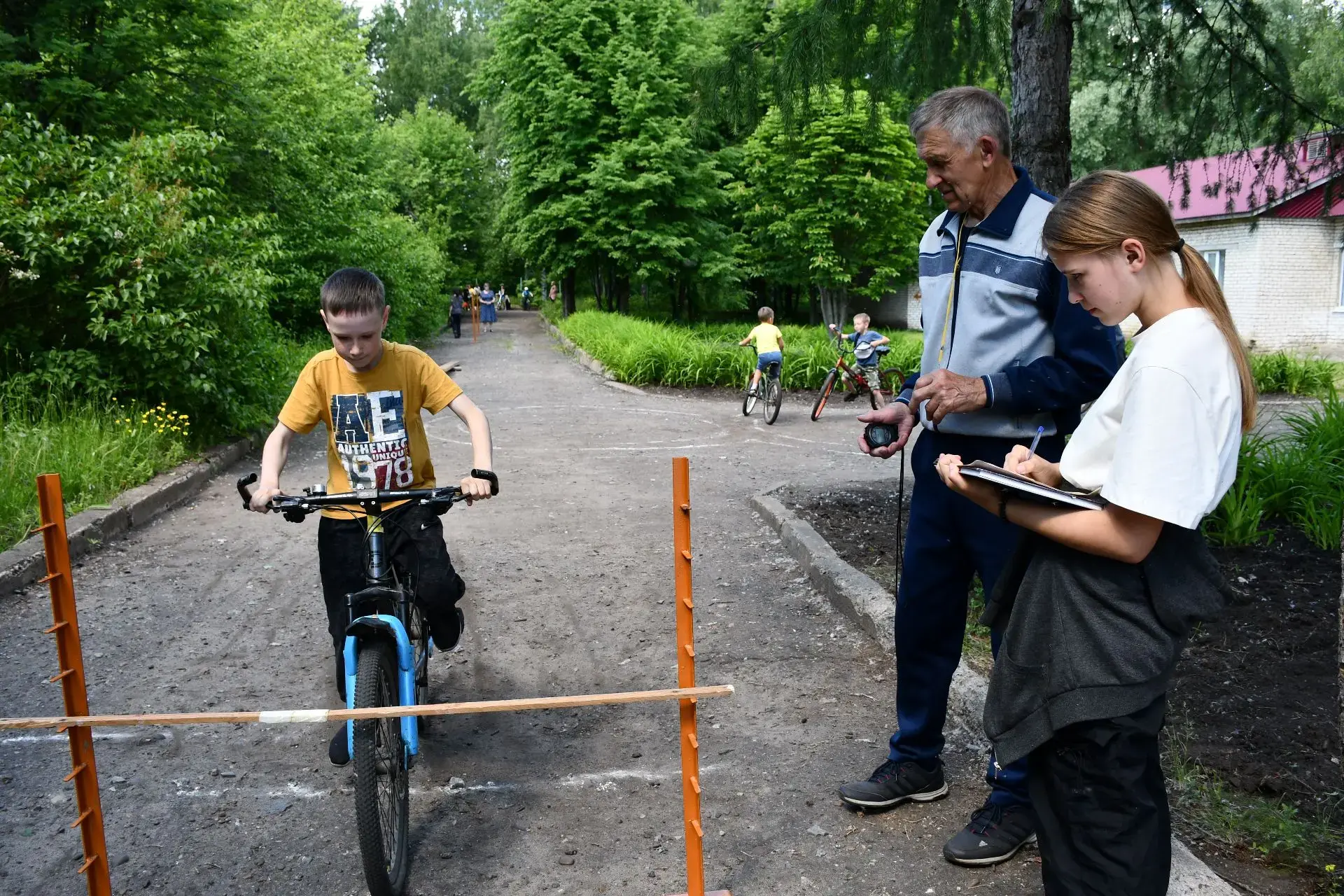 🚴‍♀ Спорт — это радость: велогонки в лагере «Солнышко»
В пришкольном лагере «Солнышко» Ахматовской 