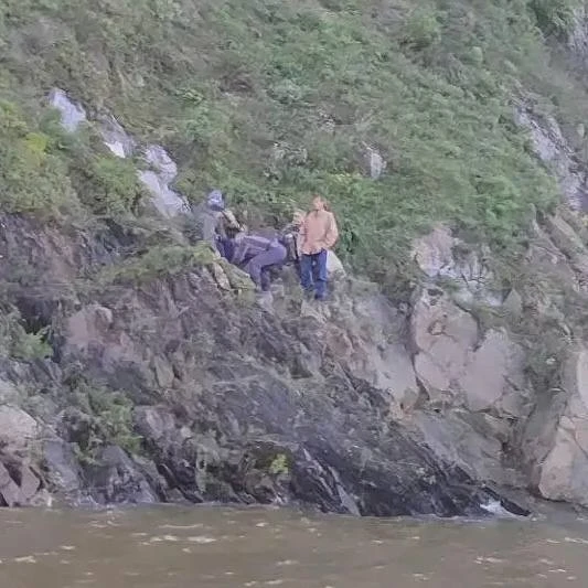 🧓 В Хабаровском крае спасли пенсионера, сорвавшегося со скалы
