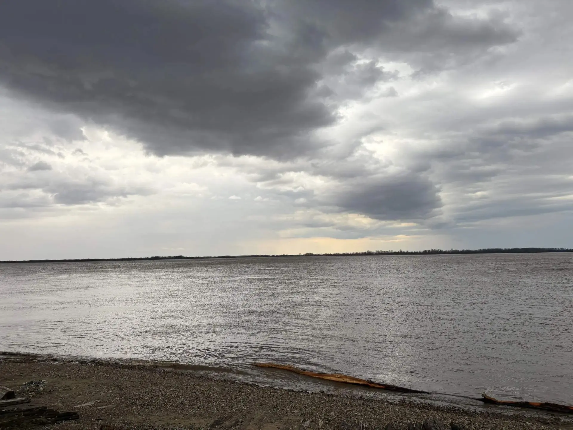 Уровень воды в главной водной артерии региона реке Обь,