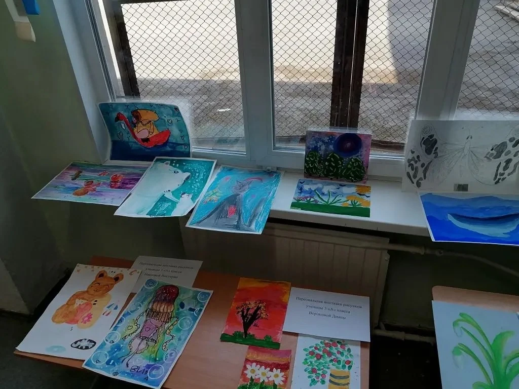 Маленький вернисаж: когда каждый — художник! 🎨✨  Сегодня холл первого этажа нашей школы превратился 