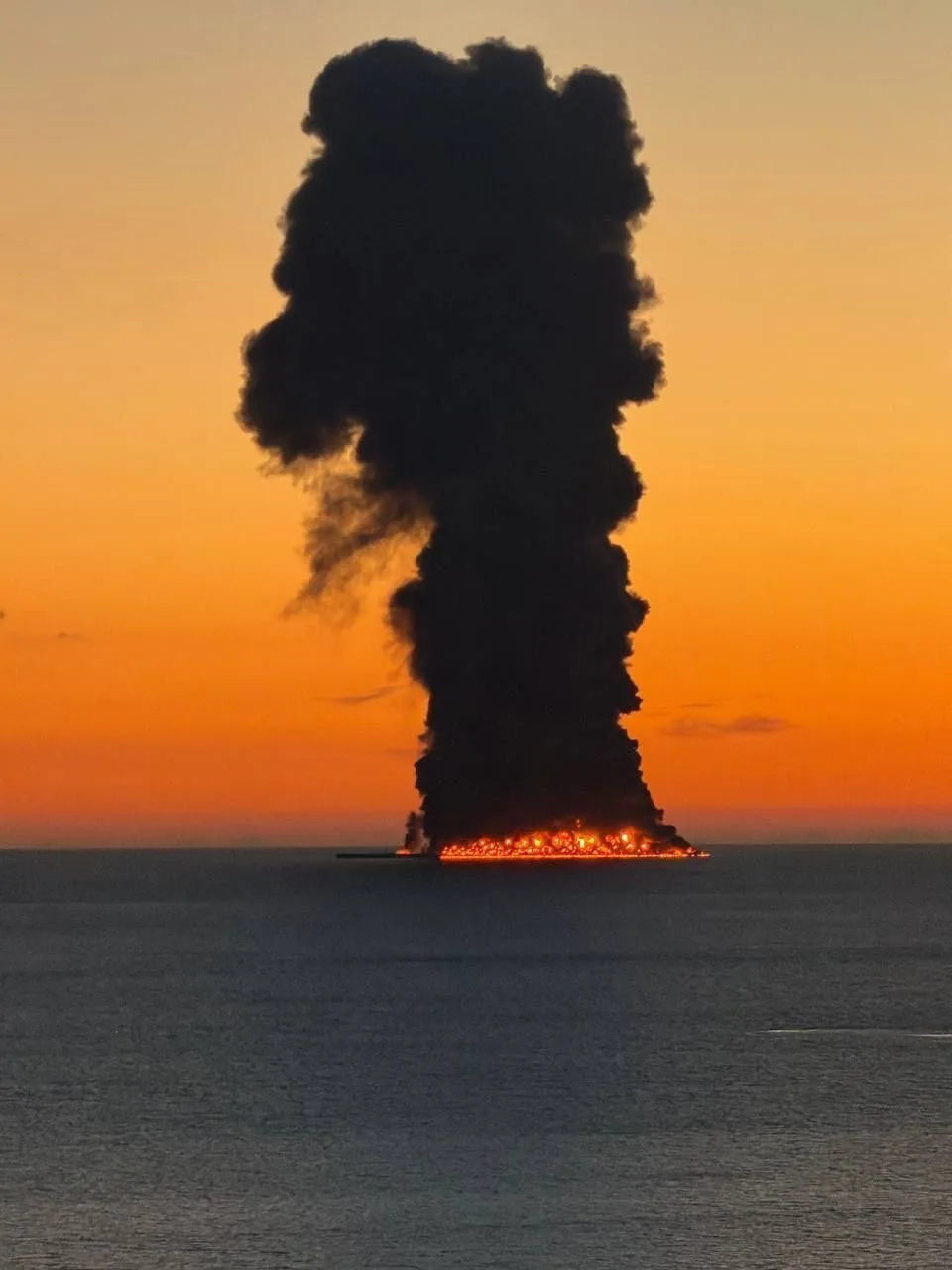 У берегов Сочи ночью горел Нефтяной танкер.