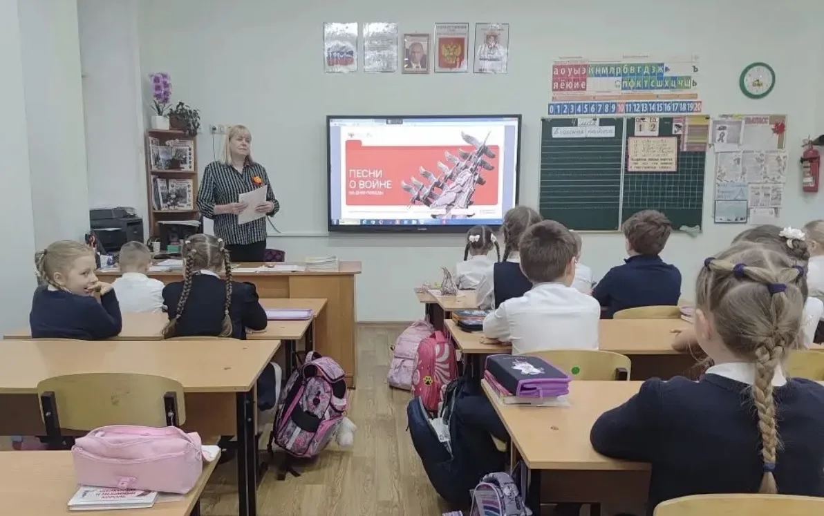 🇷🇺 Еженедельную линейку отрыли вносом Государственных флагов Российской Федерации и Республики Крым,