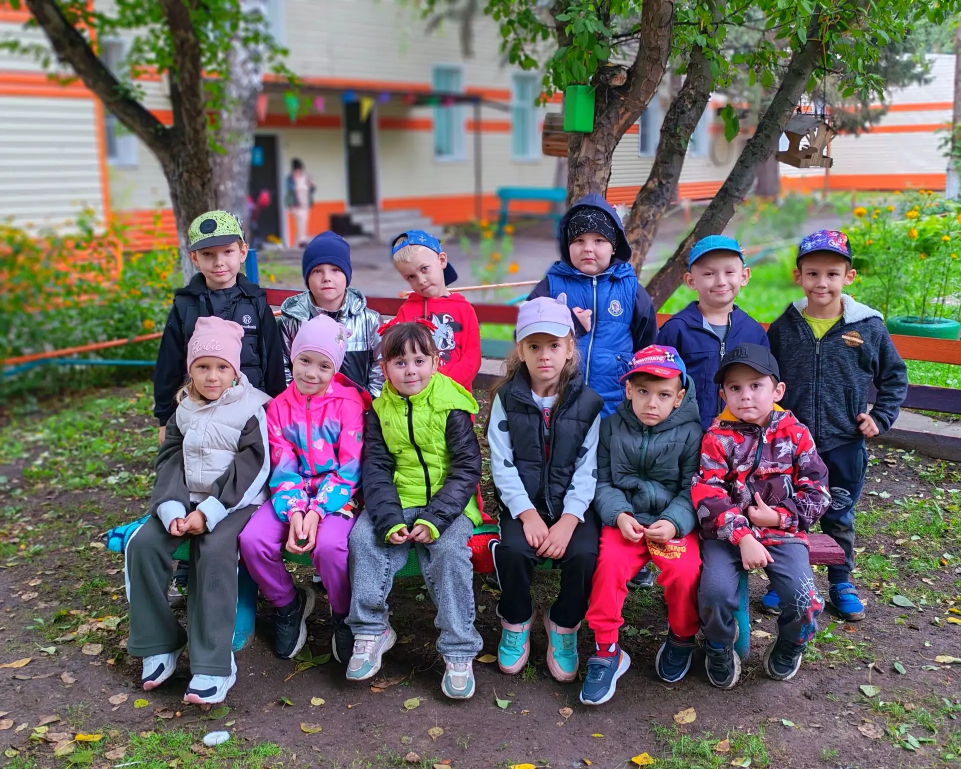 🌳 Прогулка в детском саду — маленькое приключение для дошколят!
