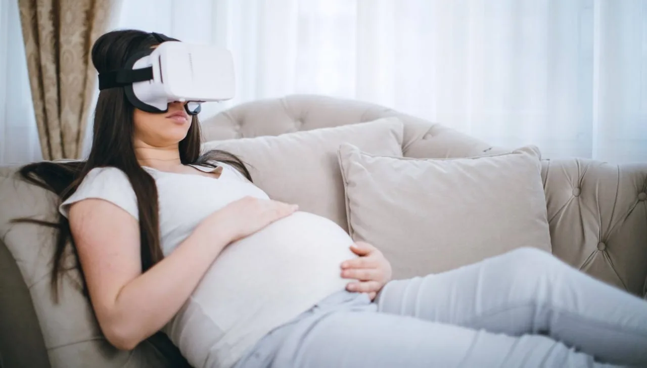 👀 Роды в VR-очках теперь проходят в России

Во время схваток показывают расслабляющие пейзажи (море