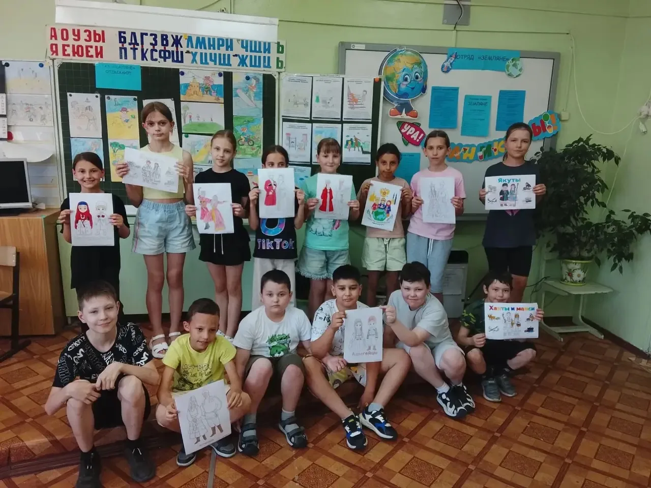 Народы России🤍💙❤️

Сегодня вместе с ребятами мы  говорили о нашей необъятной и многонациональной Р