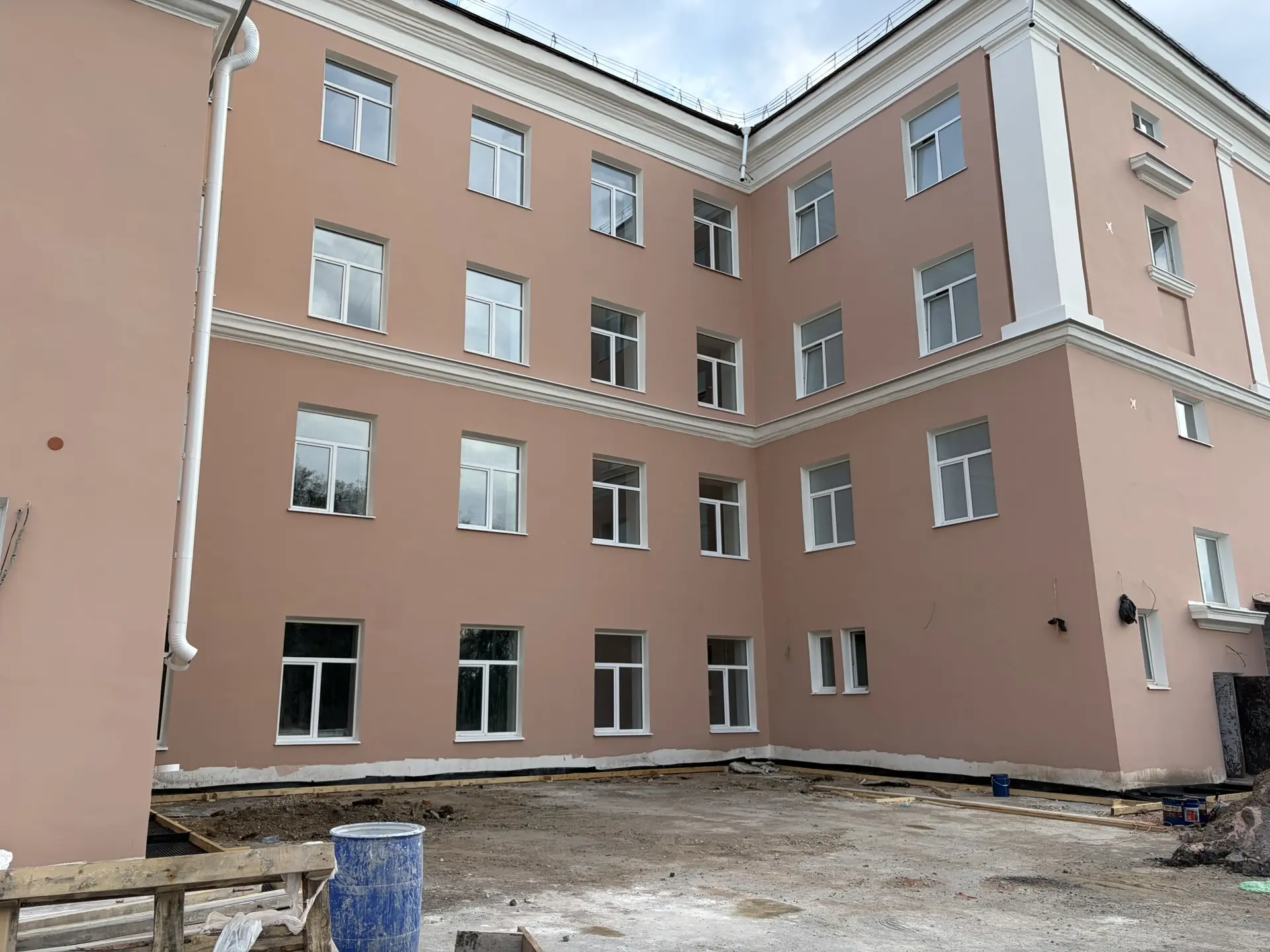 В главном корпусе гимназии продолжаются ремонтные работы. Жизнь на строительной площадк...