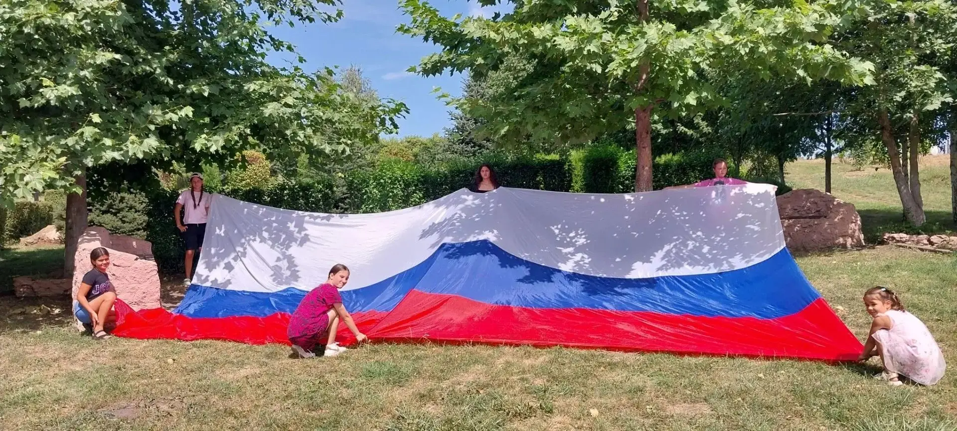 В преддверии Дня Государственного флага Российской Федерации    участники творческих ко...