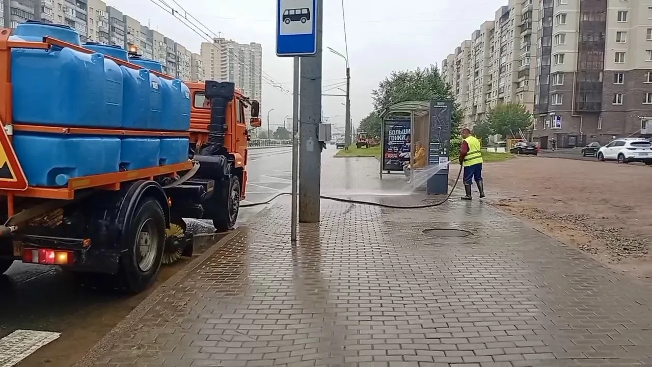 🔔 Уборка возле остановочных павильонов — неотъемлемая часть каждого рабочего дня. Данн...