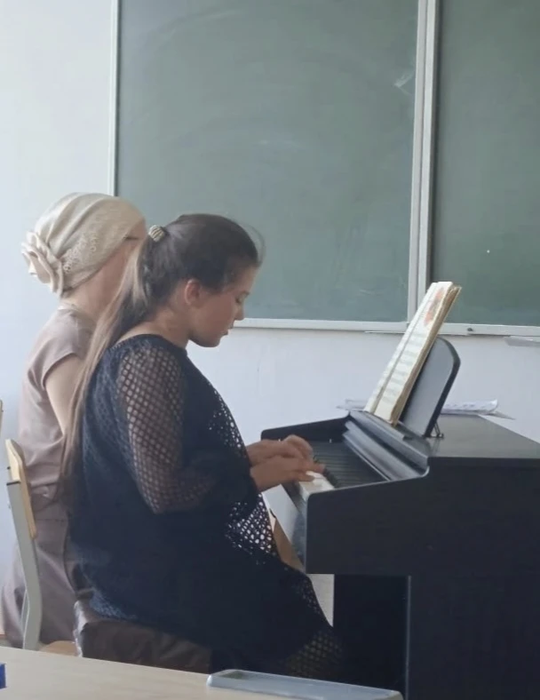 Рояль сверкает, полон зал!