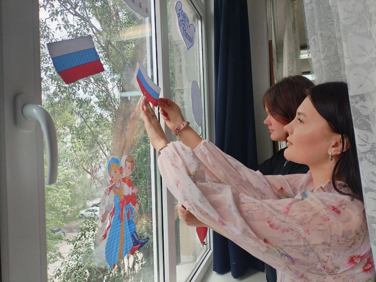 🇷🇺 «Окна России»: студенты колледжа подарили праздник каждому прохожему

В преддверии Дня России а