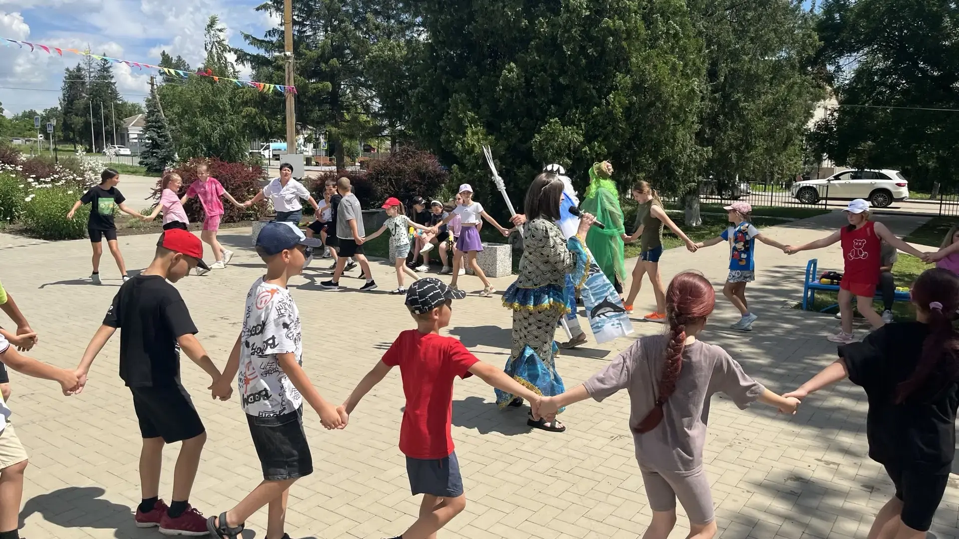 В нашем лагере прошёл весёлый летний праздник - День Нептуна.
☀️Жаркая погода способствовала этому м