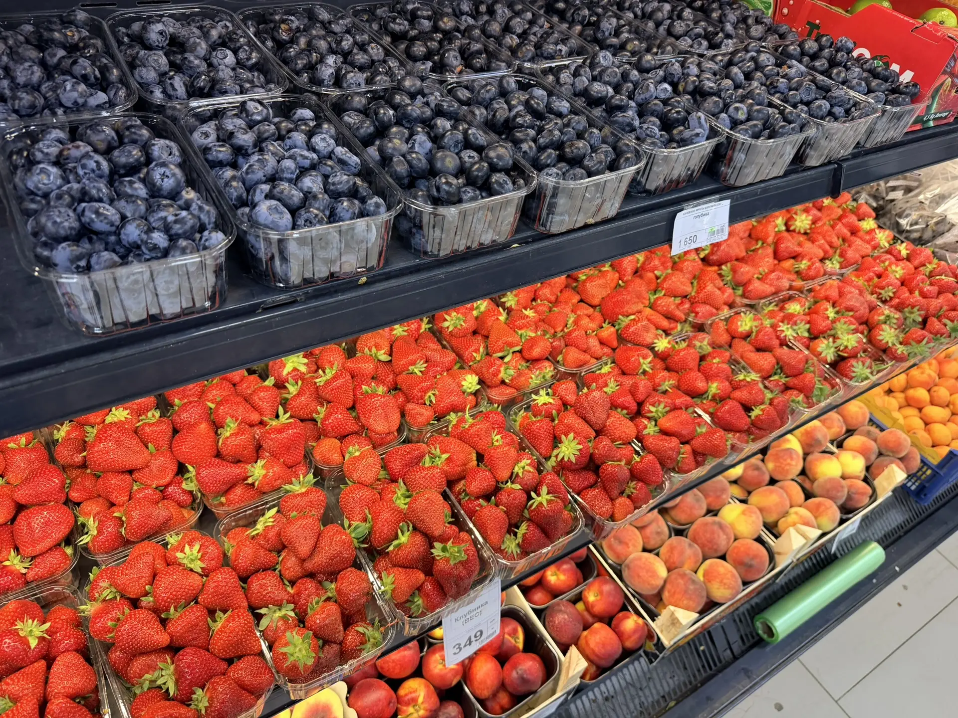 🍓 Сладкая, ароматная, сочная клубничка уже ждёт вас в сети магазинов «Фрукты и овощи»!