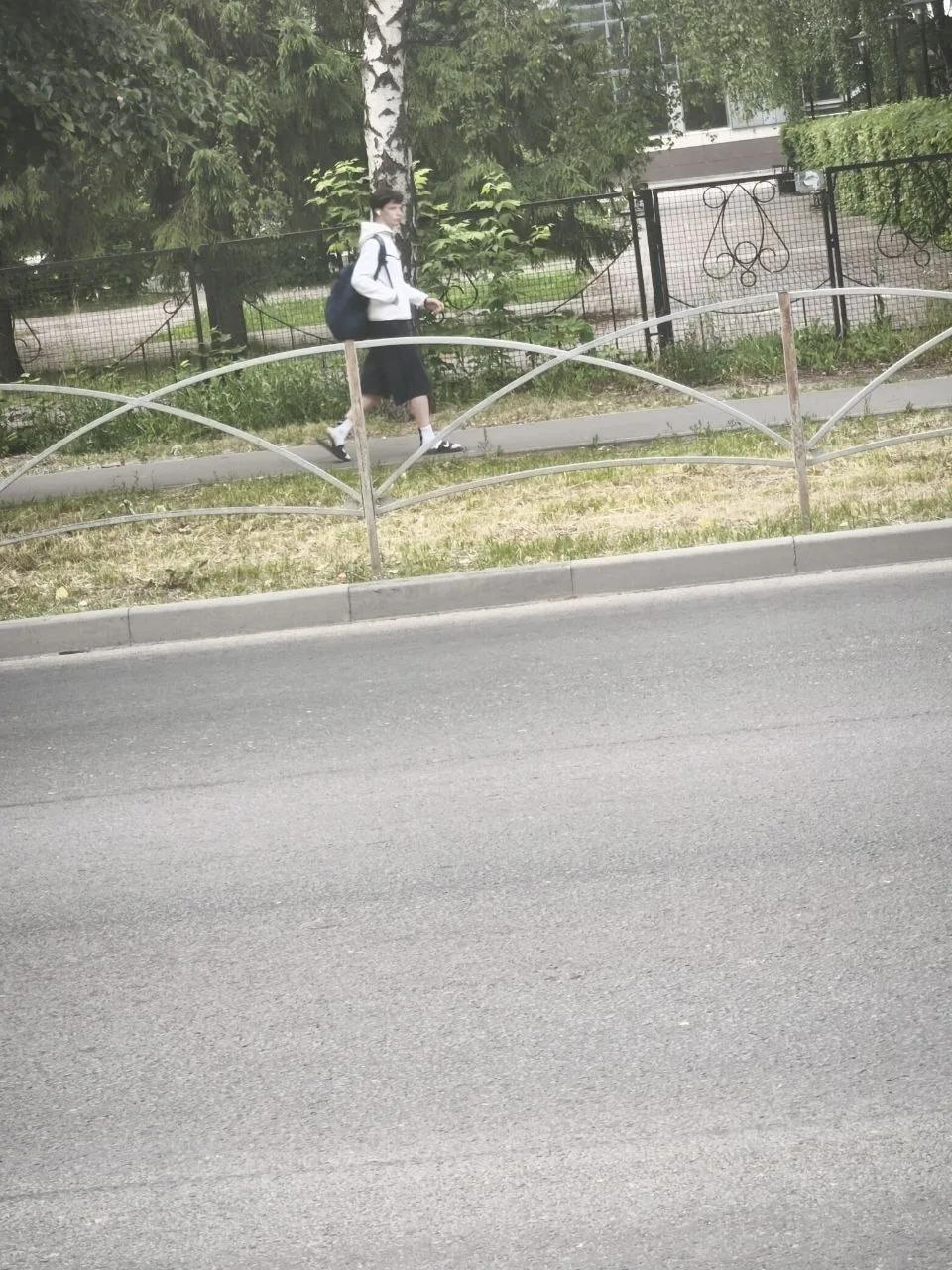 ищу этого пацана,подруга просила сфоткать и выложить,сказала что понравился🤷
шел в парке братства п