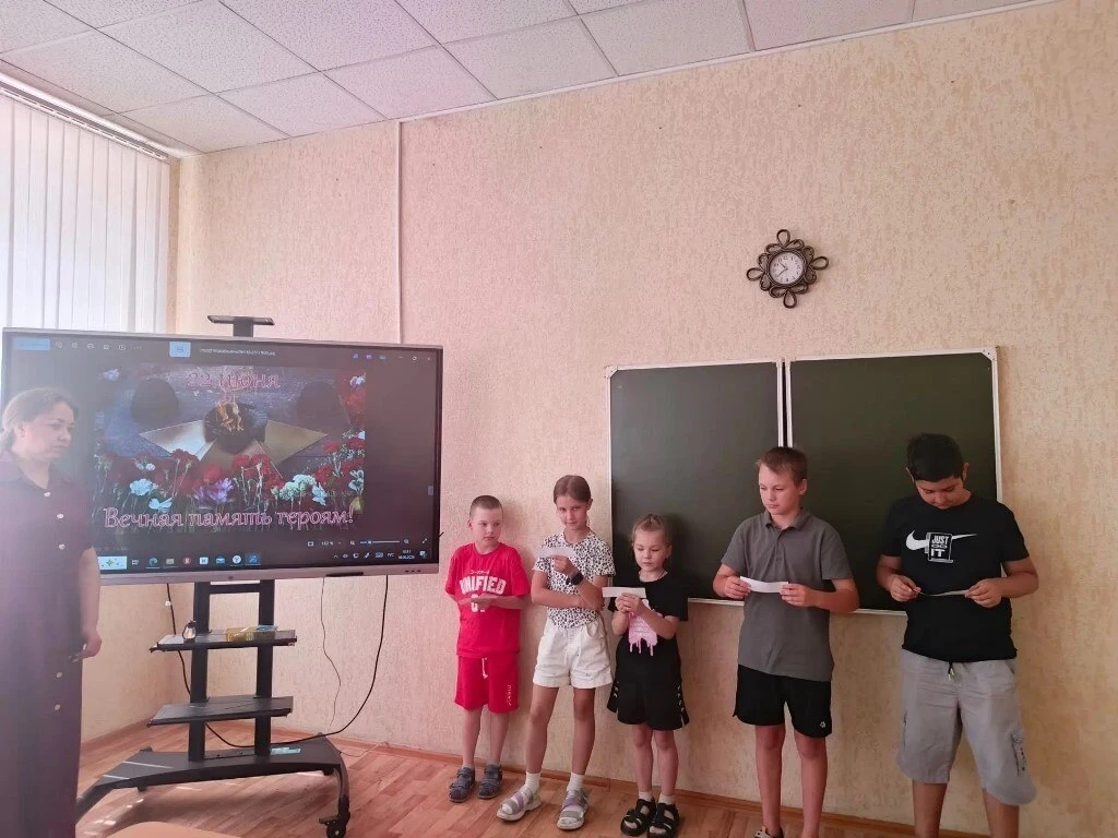 В преддверии Дня памяти и скорби азовские библиотекари провели урок мужества для школьников

Сотрудн
