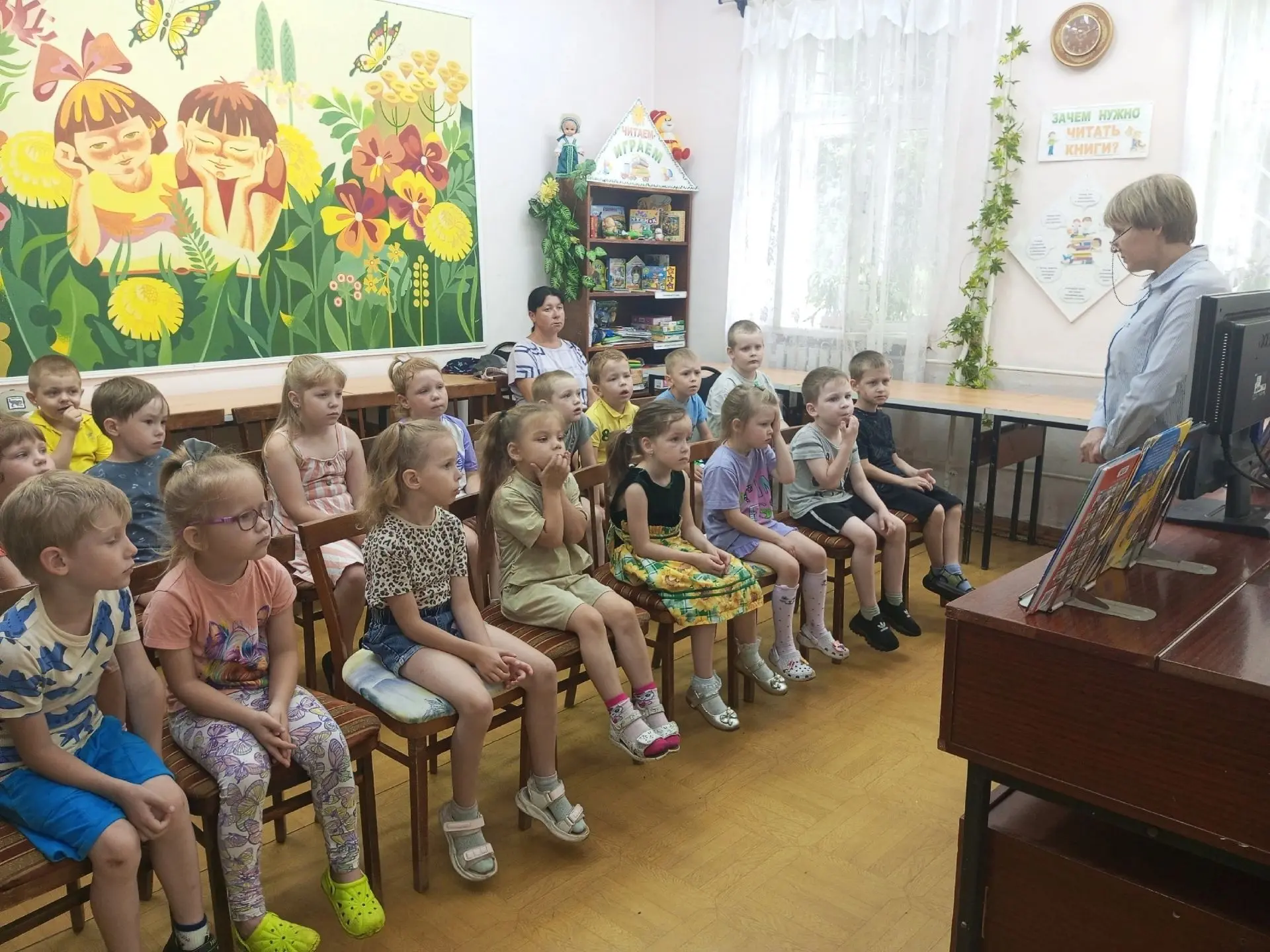 📚 📖 🐳 🫍 "Дружные ребята" в библиотеке: путешествие в мир китов и дельфинов!
✨ Сегодня ребята пос