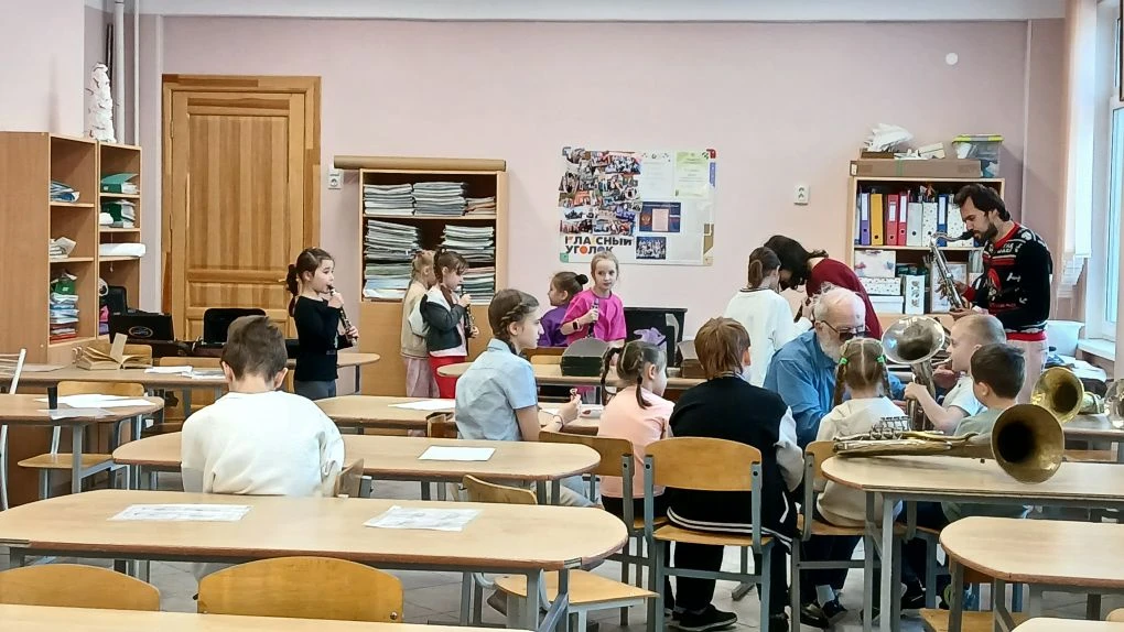 🗓 Среда, 3 июня 

Какое утро! Начали, как и положено, с бодрой зарядки — вся большая команда лагеря