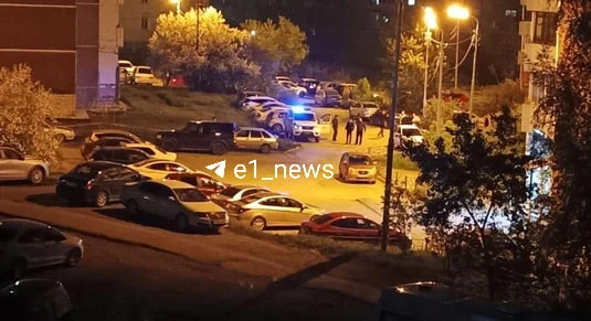 Силовики съехались к дому на Уктусе. Многоэтажку огородили ленточкой, внутрь никого не пускали.  Ноч