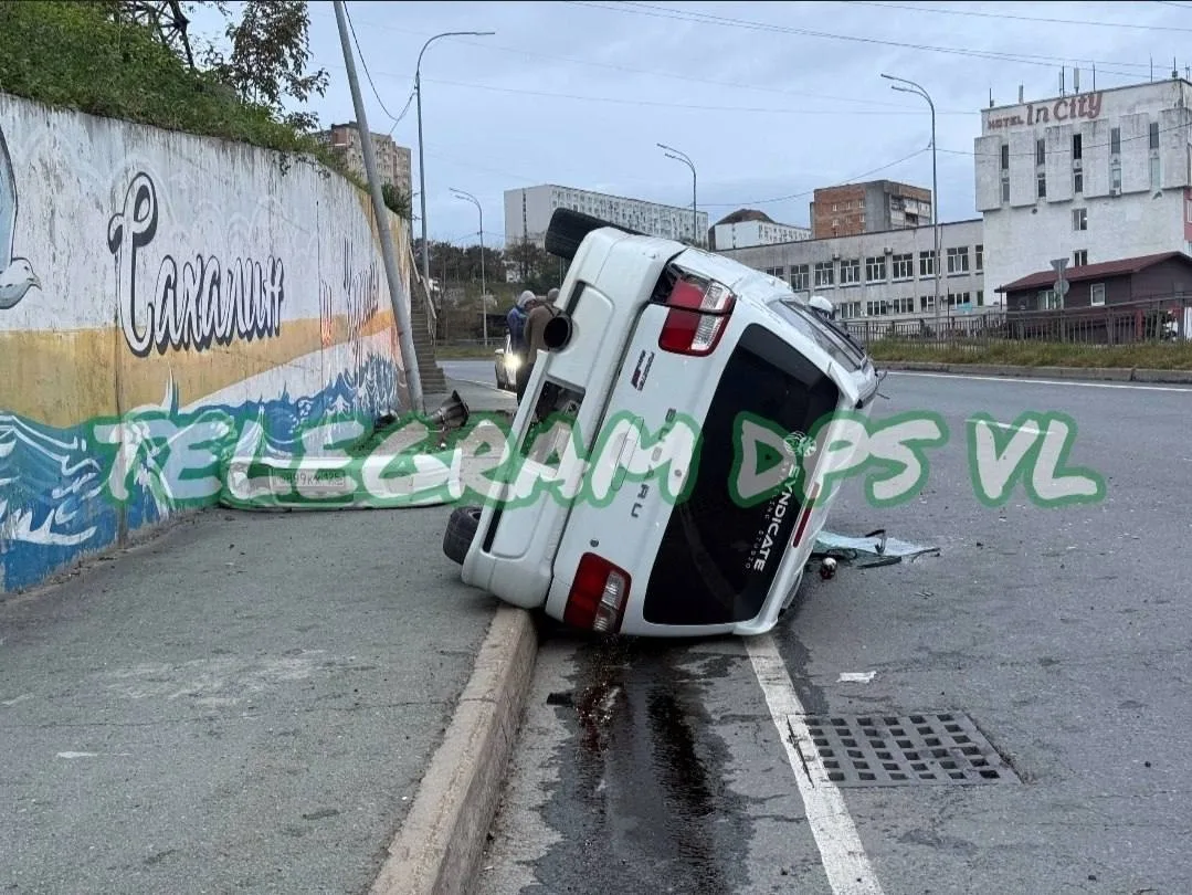 Во Владивостоке Subaru загадочно размотался в одиночку: снёс столб и перевернулся.