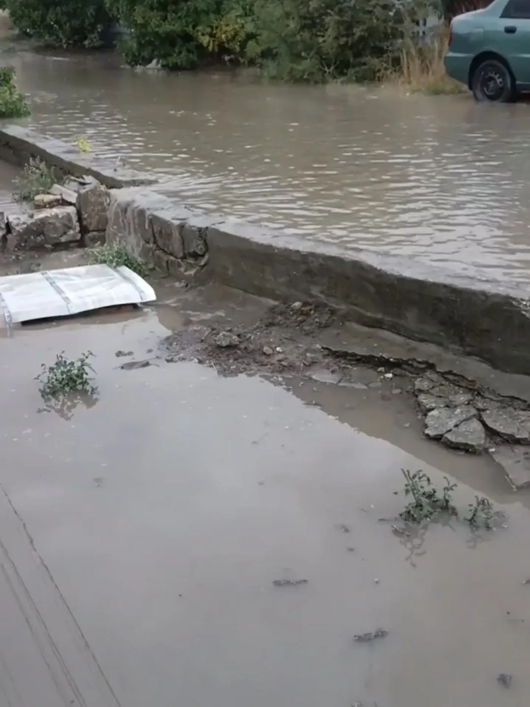 🌧️😡 «Дорога в норме»? На улице Костенко после дождя жители по колено в воде добираютс...