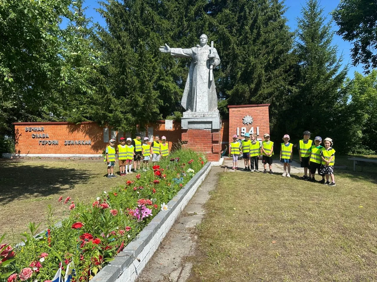 22 июня — День памяти и скорби. В этот день мы вспоминаем всех, кто отдал свою жизнь за мирное небо 