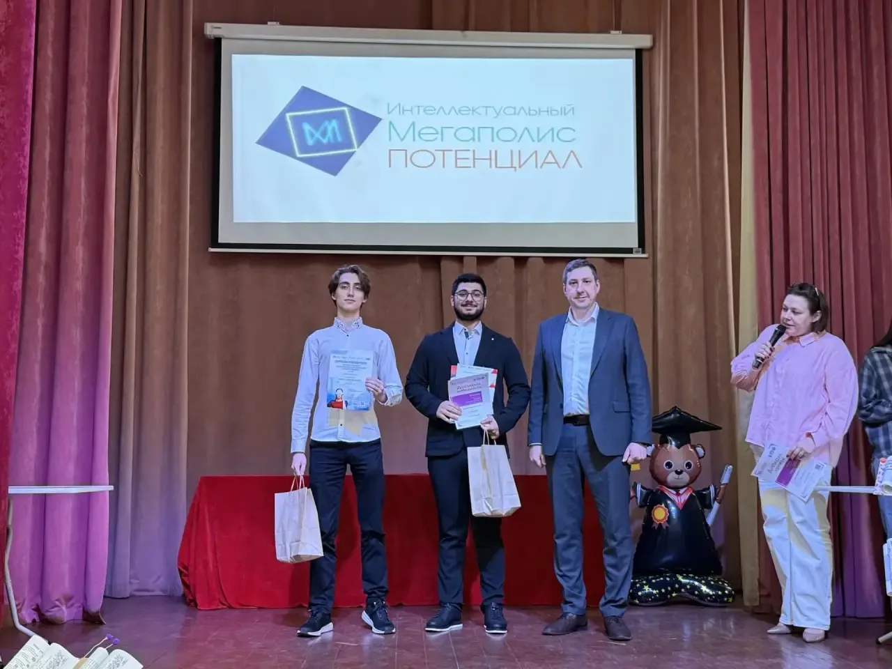 🎓 Торжественное подведение итогов года!   ❤️ Совсем недавно в стенах нашей школы царила атмосфера го