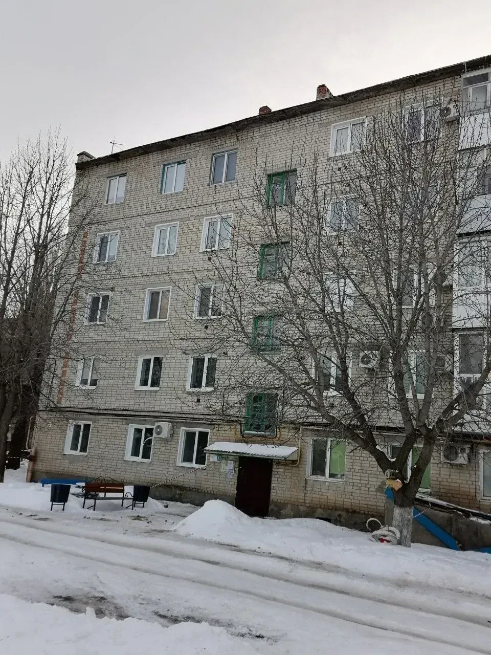 Управляющая организация ООО"Жилищник" произвела очистку крыши от наледи, д. №2 по ул.Кирова.