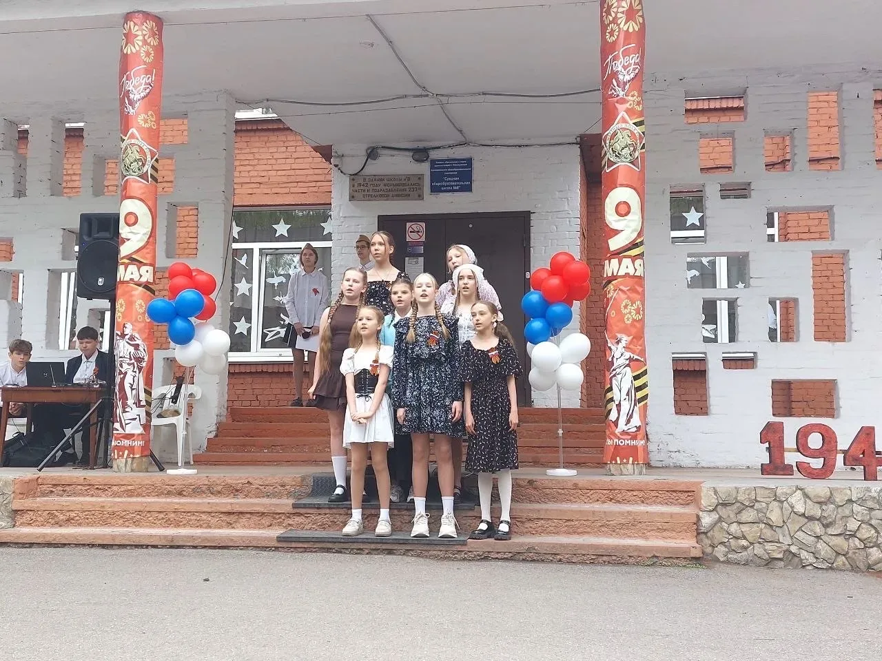 Друзья, сегодня в на крыльце нашей школы звучали самые важные и пронзительные мелодии и слова! ✨  Со