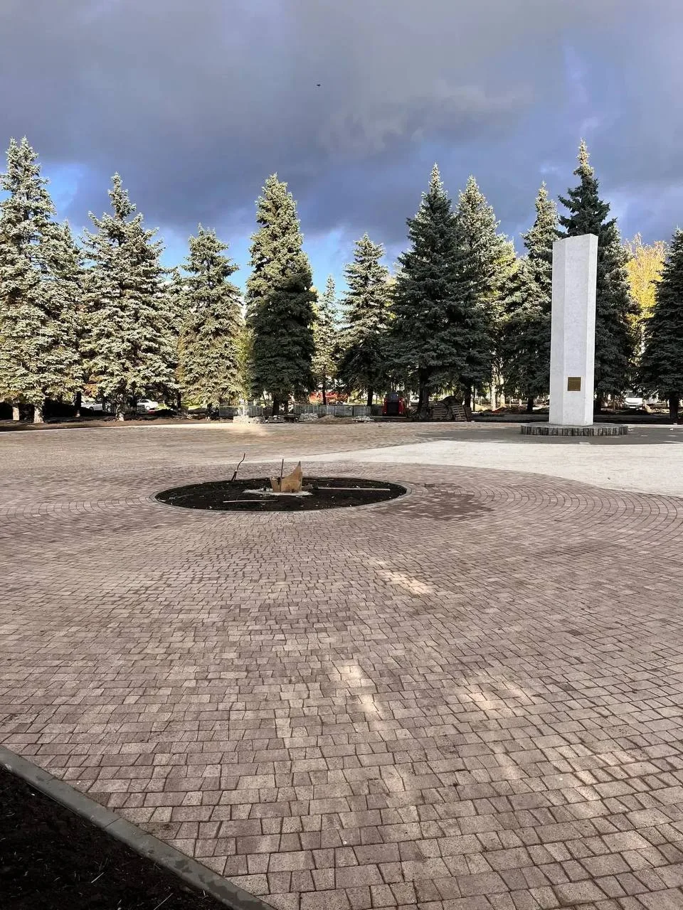 🌲 В Новокуйбышевске продолжается благоустройство сквера «Голубые ели».