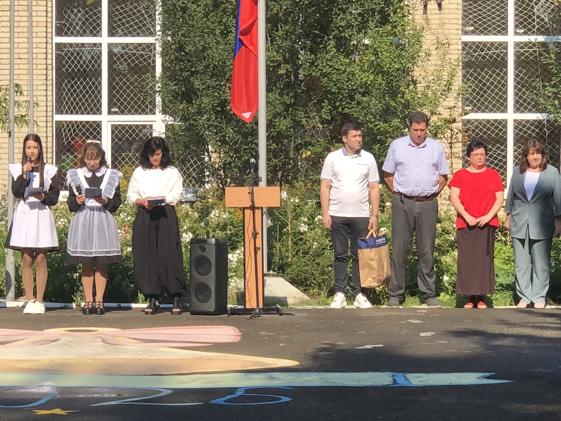 1 сентября - День знаний! Праздник цветов, друзей, улыбок, света! Двери нашей школы вно...