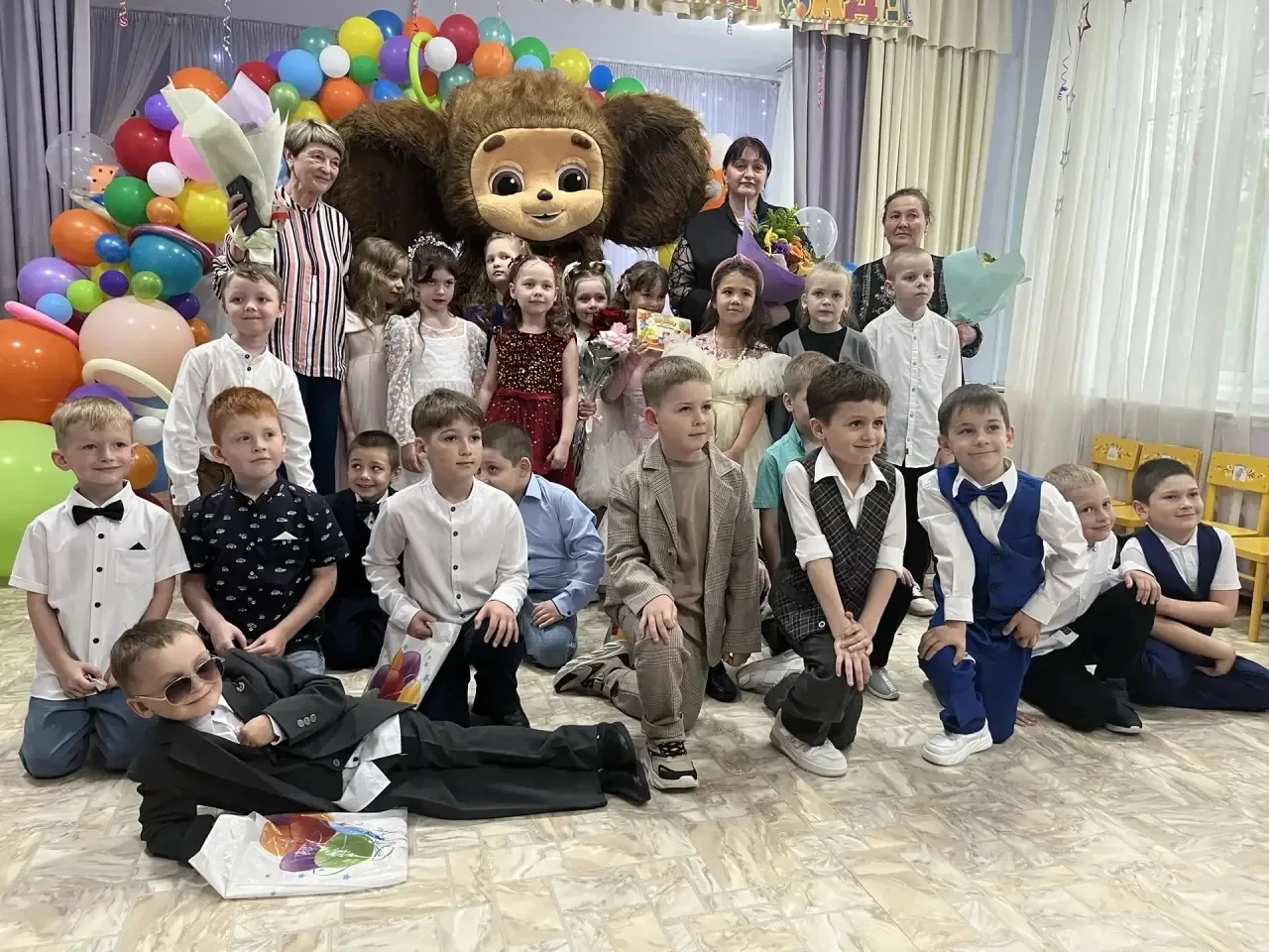 Выпускной бал в детском саду — это самый трогательный, самый незабываемый из всех праздников. Слово 