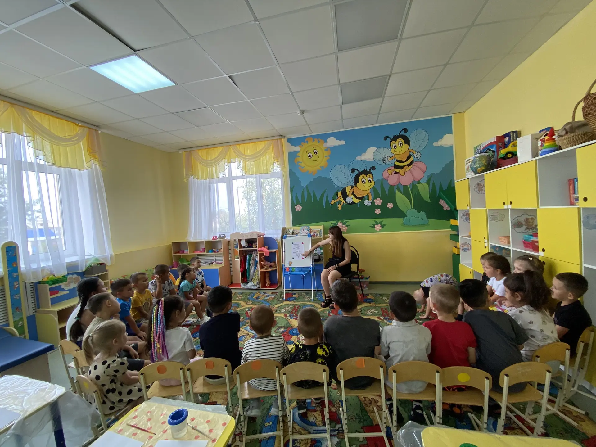 Сегодня мы с ребятами из средней группы «Пчелки» изучили, из каких частей состоит цветок: корень, ст