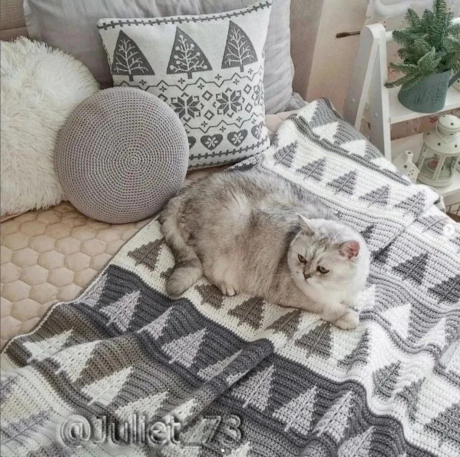 Плед крючком “Елочки”
 
Размеры 70 х 116 см. При плотности вязания 19,5 п. х 13 р. = 10 х 10 см, раб