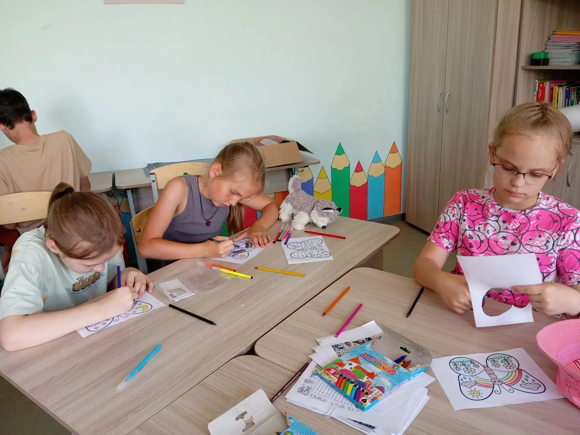 Сегодня в «Улыбке» творили чудеса! 🦋✂️

В нашем пришкольном лагере работала творческая мастерская, 
