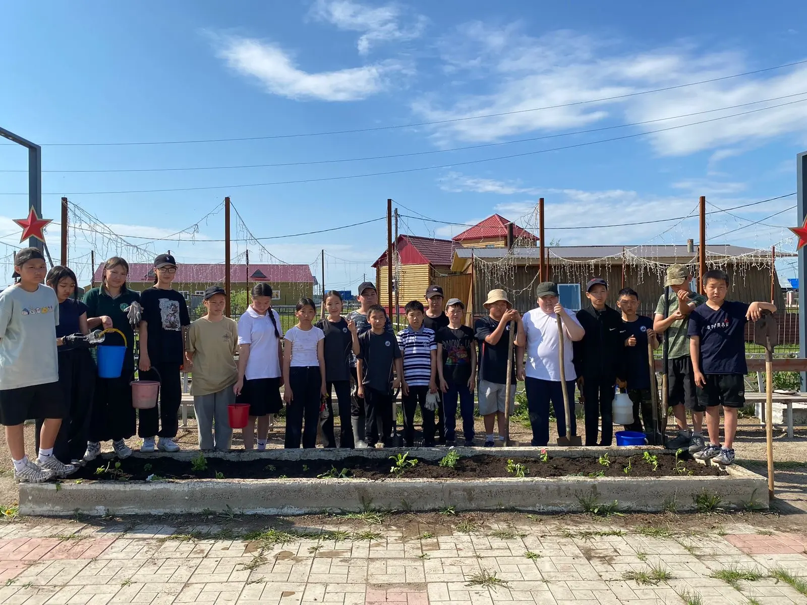 Кыайыы скверэ сайын үтүөтүгэр тупса5ай көрүңнэнэригэр кылаастар бары хомуур үлэлэһэллэр...