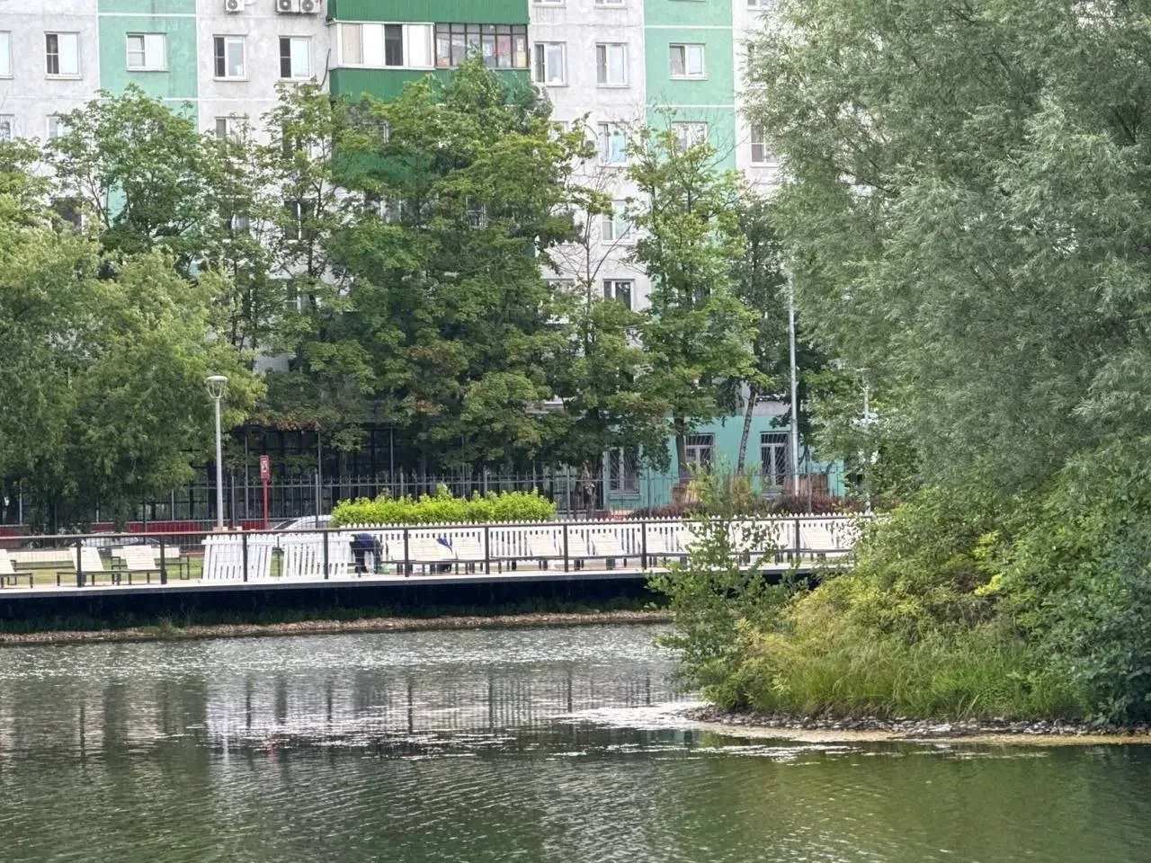 Часть Большого Ангарского пруда обносят отдельным забором.