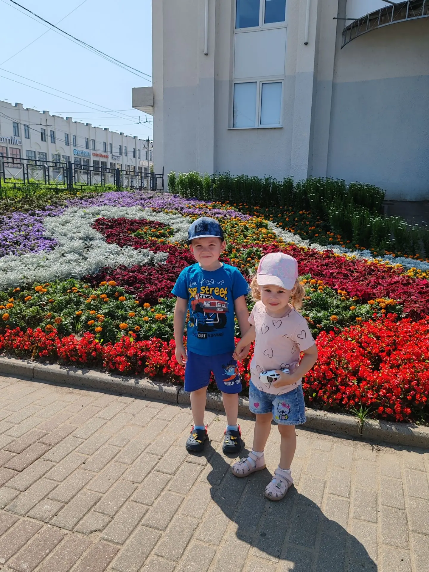 В самом центре Владимира, возле драм театра есть фонтан. И в такую жару дети там купают...
