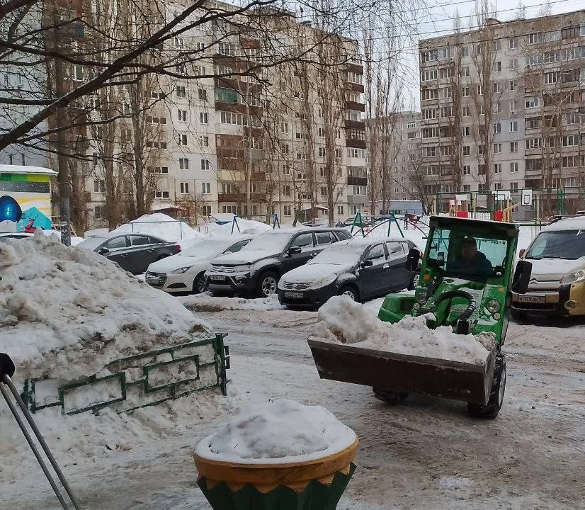 🚜❄ Вчера на ул. Акимова, дом 2 работал мини-трактор.  Этот небольшой, но очень полезный помощник нез