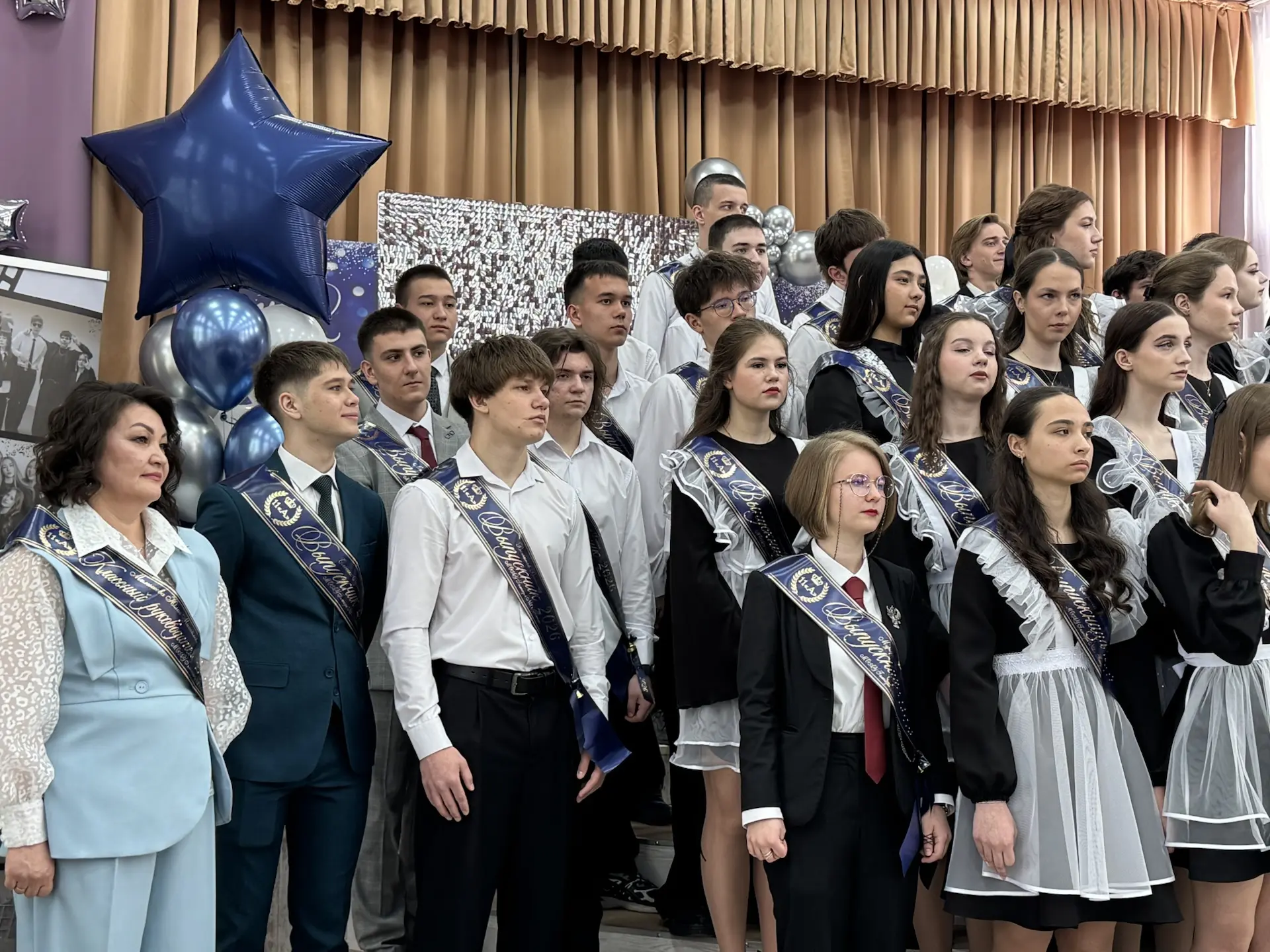 🎓 Это не прощание. Это «До свидания!»  Сегодня в нашей гимназии прозвенел последний звонок для 11 кл