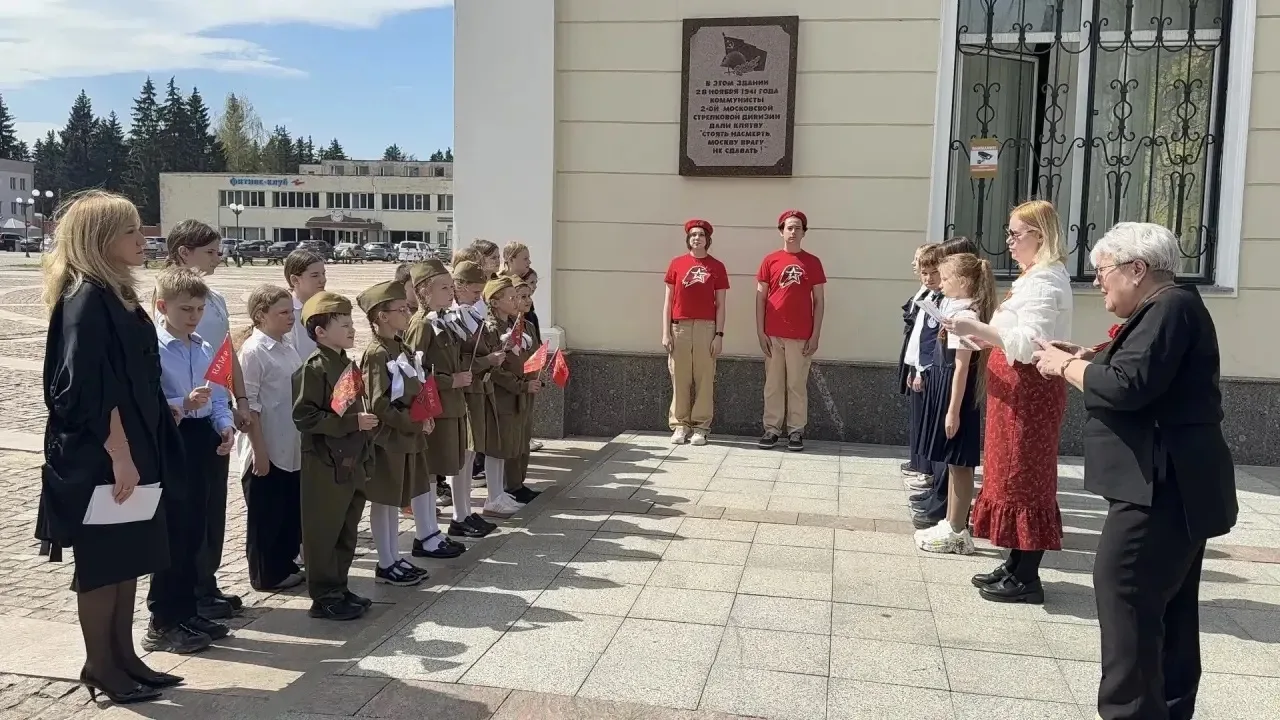 Сегодня 04.05.26 дан старт ежегодной патриотической акции — «Вахта памяти».  Возле памятной доски , 