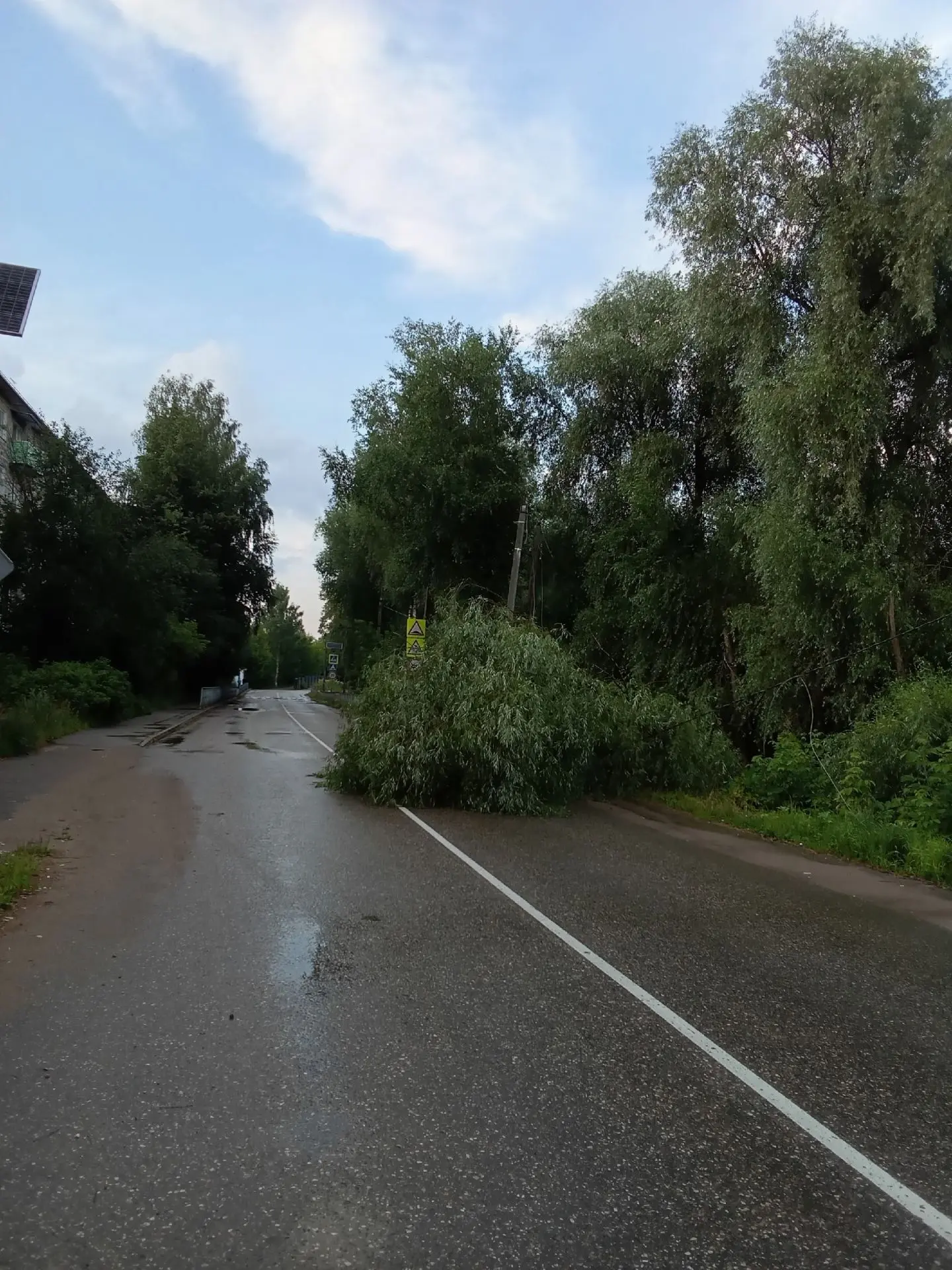 На выезде из Твери, в сторону Волоколамска очередь на пустую АЗС.