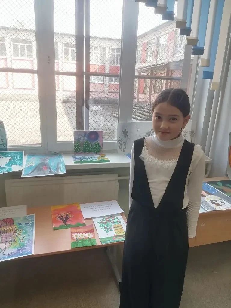 Маленький вернисаж: когда каждый — художник! 🎨✨  Сегодня холл первого этажа нашей школы превратился 