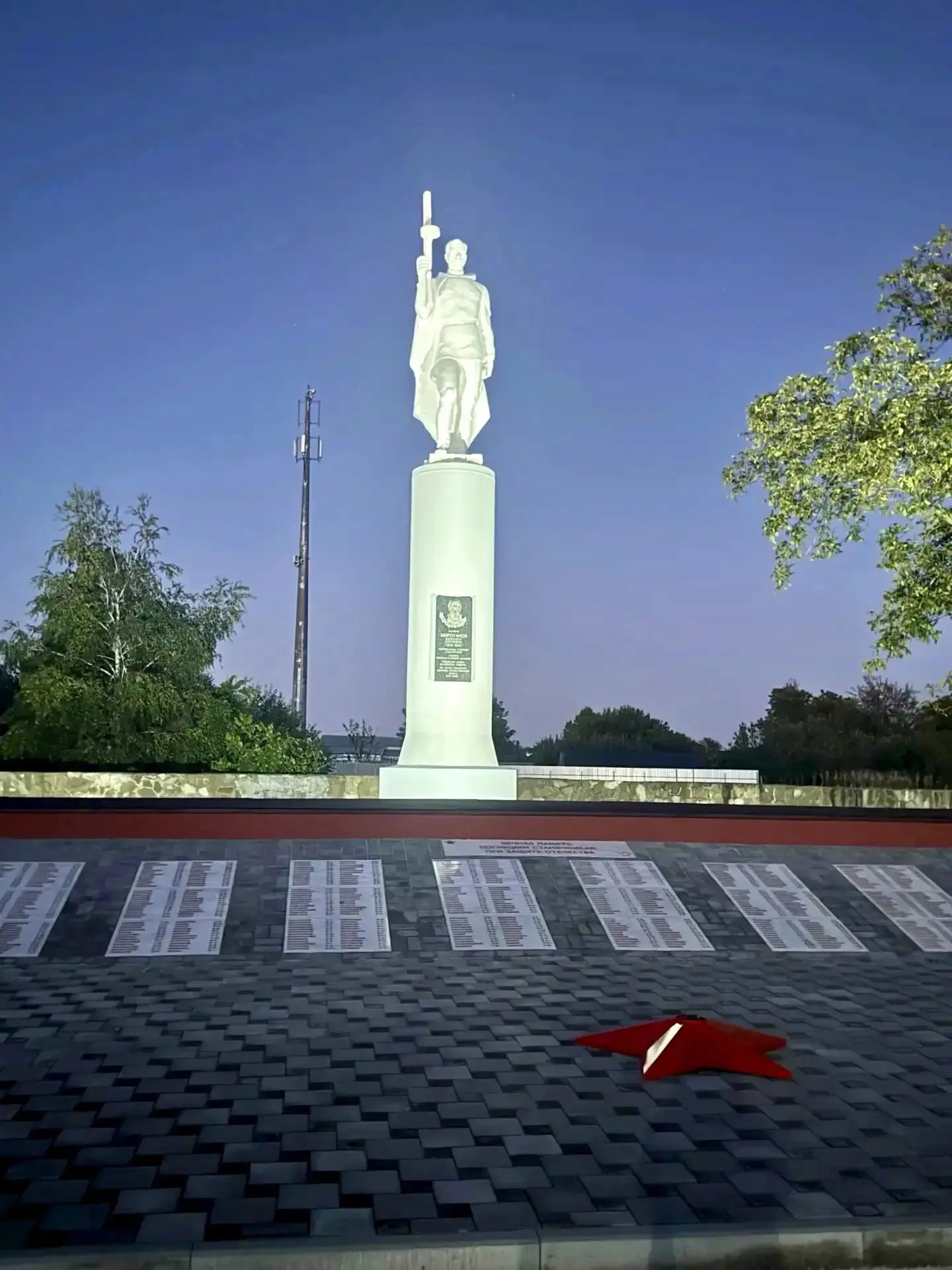 ✅ Систему архитектурной подсветки включили на мемориальном комплексе памяти погибших в ...