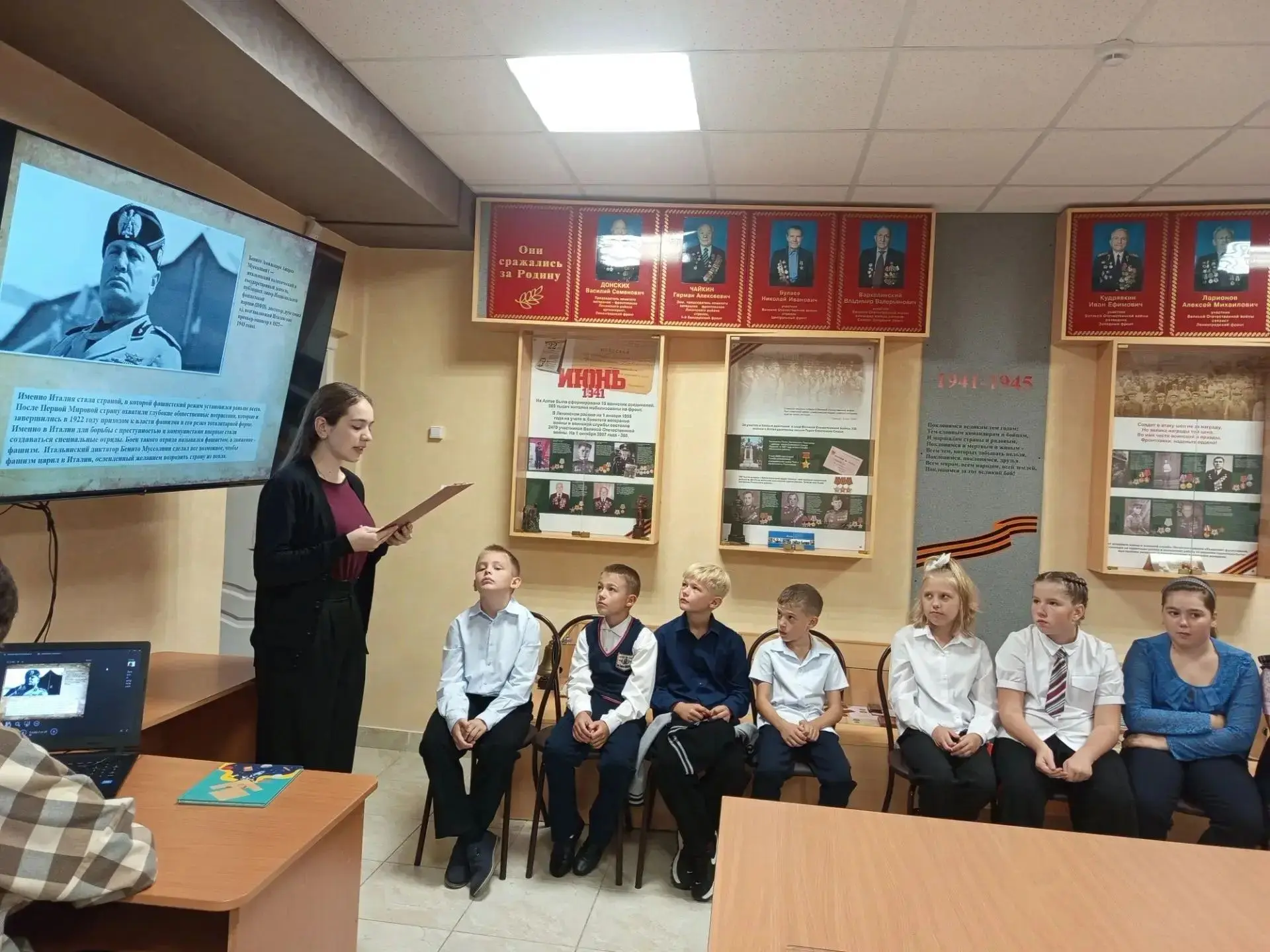 В преддверии Дня памяти жертв фашизма в МБОУ "СОШ № 113 имени Сергея Семенова" на базе ...