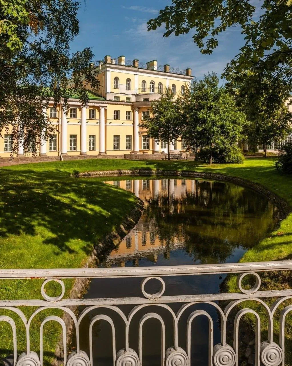 🌳 В усадьбе Державина на Фонтанке, 118 есть небольшой Польский сад, который уютно укрыт за стенами 