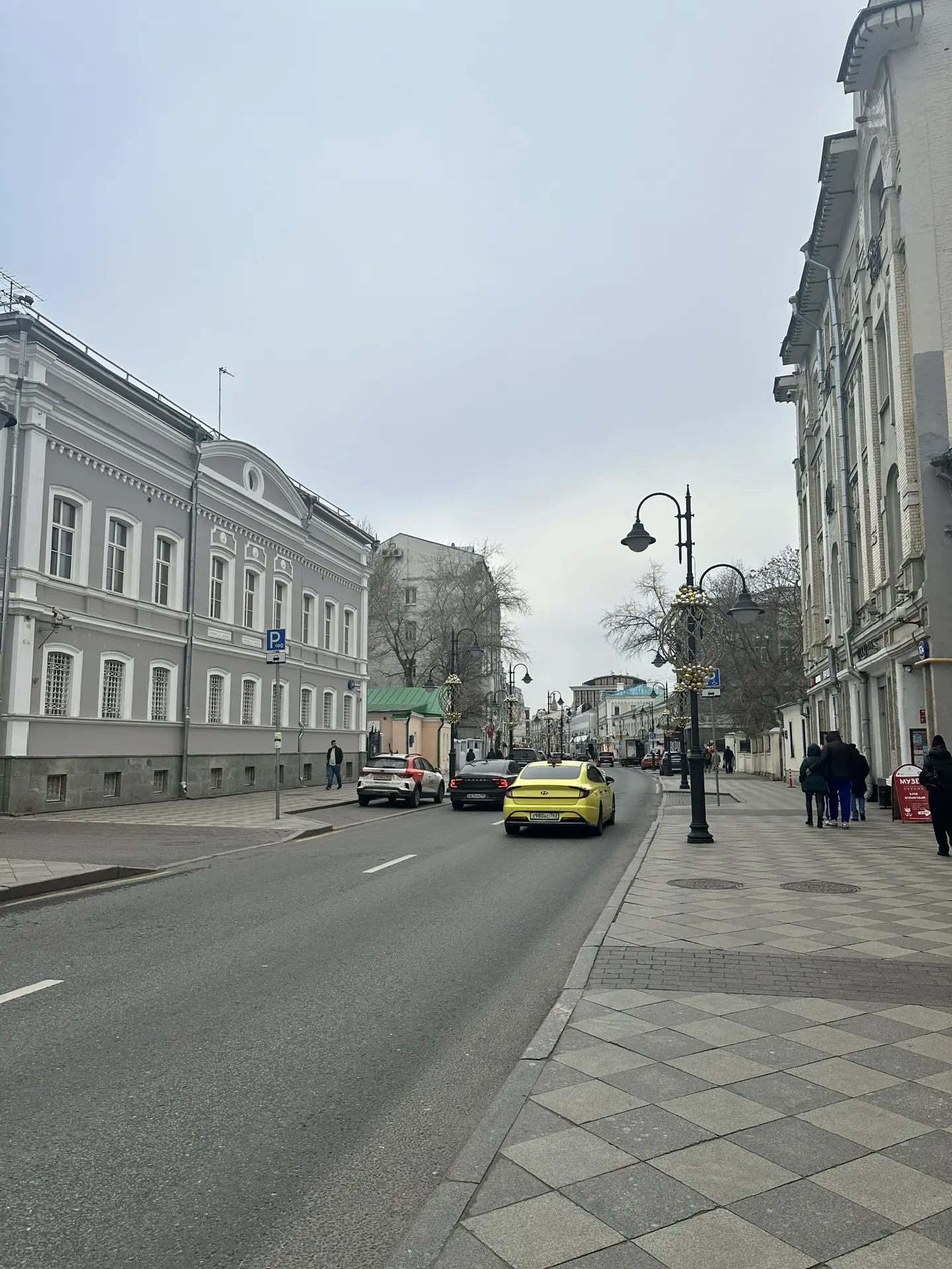 В центре нарядно. Сухо.   На Старом Арбате елки и самовар.  На Пятницкой украшенные кафе.  А в перех