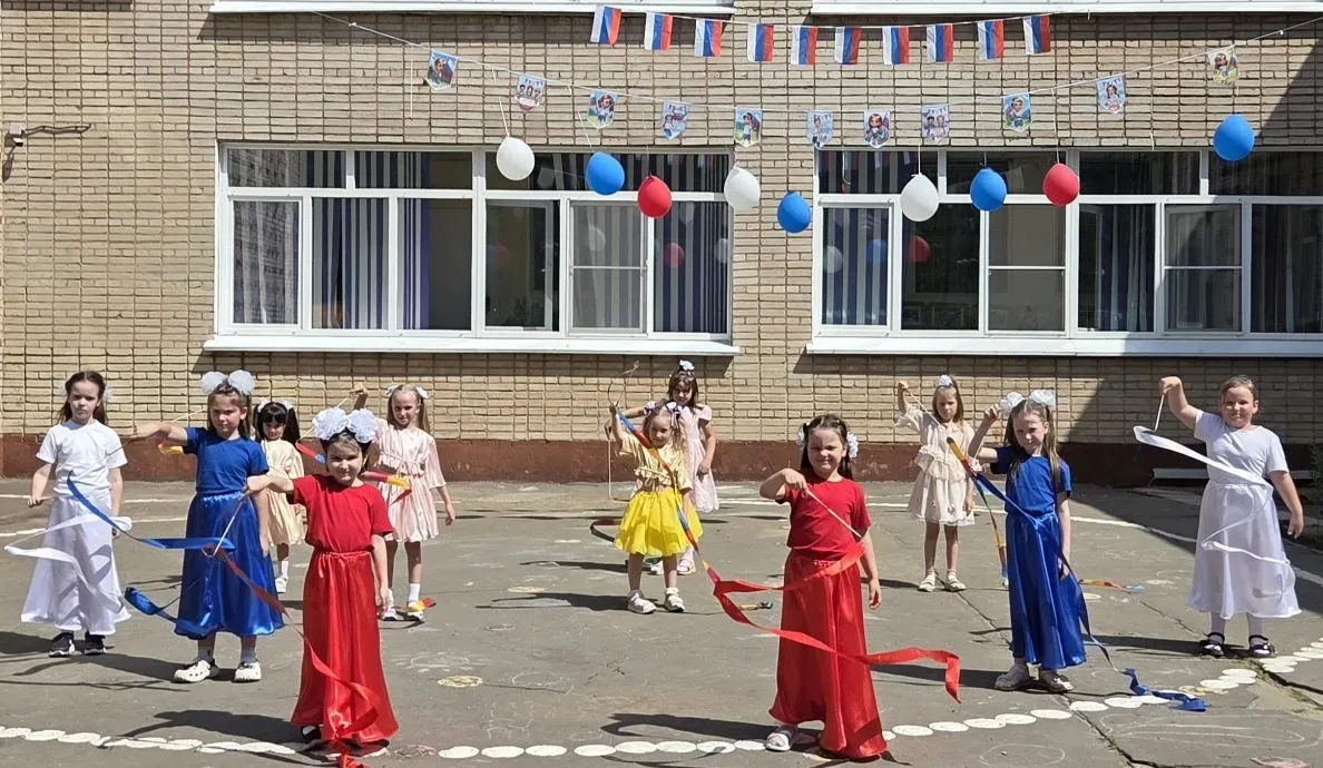 🇷🇺 С Днём России, дорогие друзья! 🇷🇺

🎉В детском саду № 11 «Дюймовочка» на Звёздной, 19 царила 