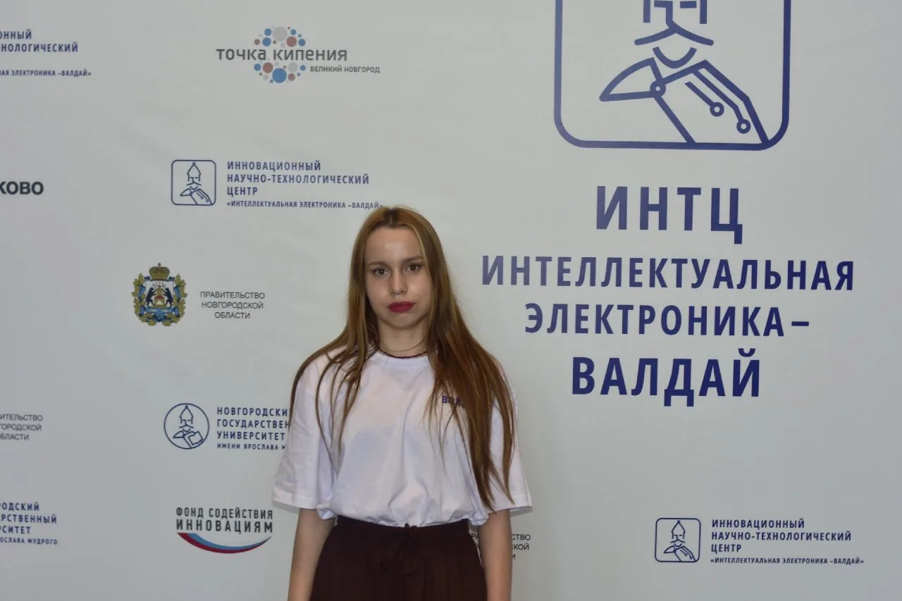 Иришкина Полина и Долуденко Степан, представители от Регионального штаба Волонтёров Победы, помогли 