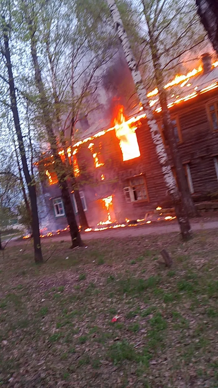 🔥 Горел заброшенный дом  Какие-то дети подожгли заброшку на Белинского 11.