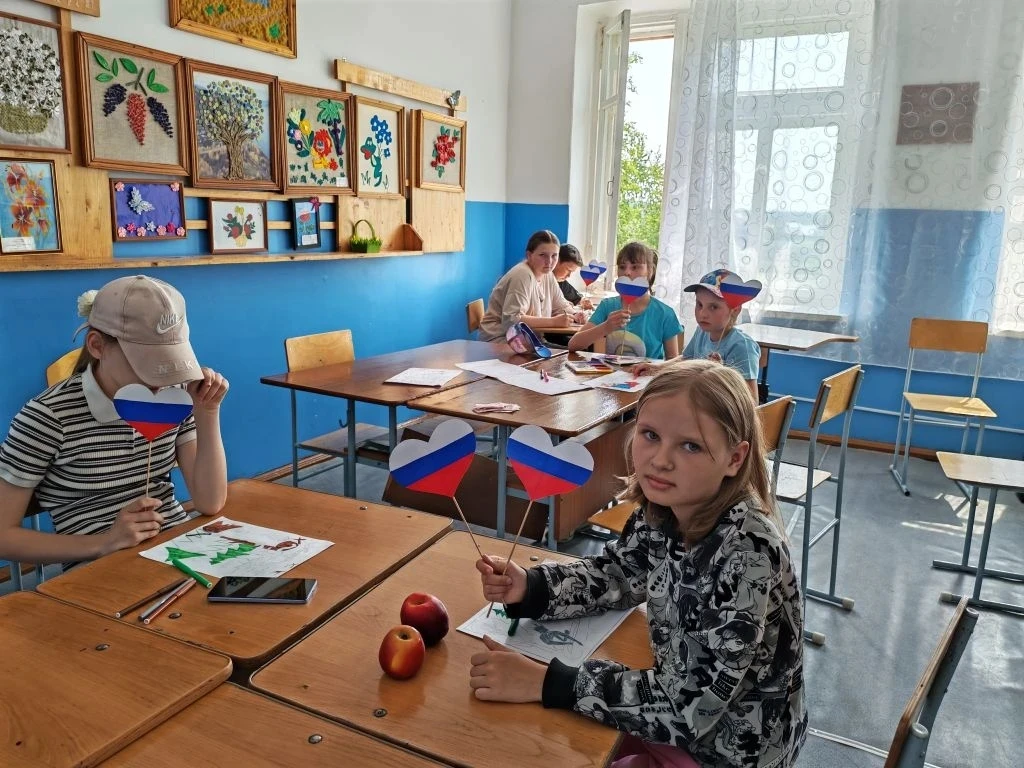 🇷🇺 В преддверии Дня России 🇷🇺

11 июня в летнем оздоровительном лагере при Комаровской школе про