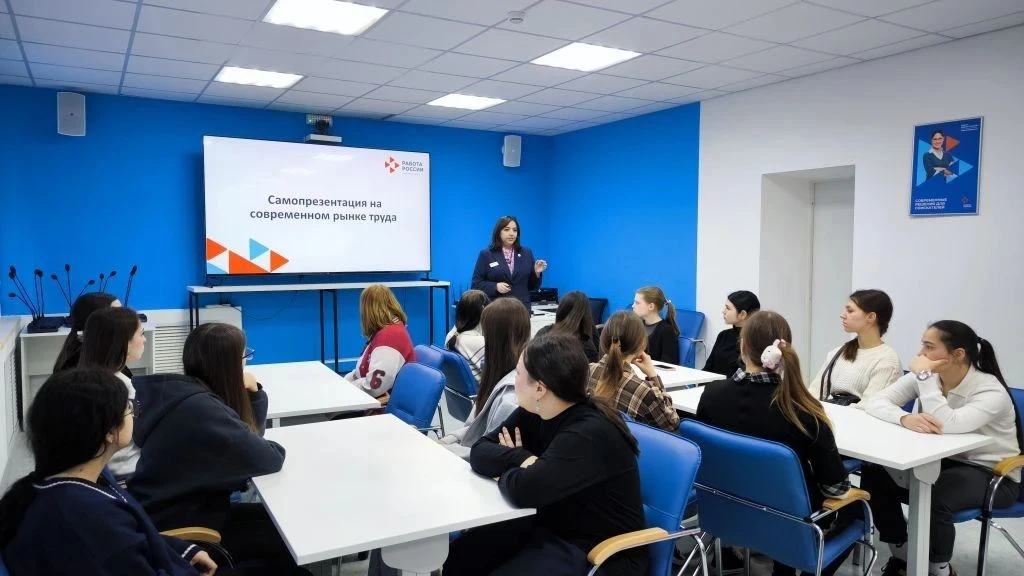 В два раза больше астраханцев прошли социальную адаптацию в Кадровом центре в 2026 году.